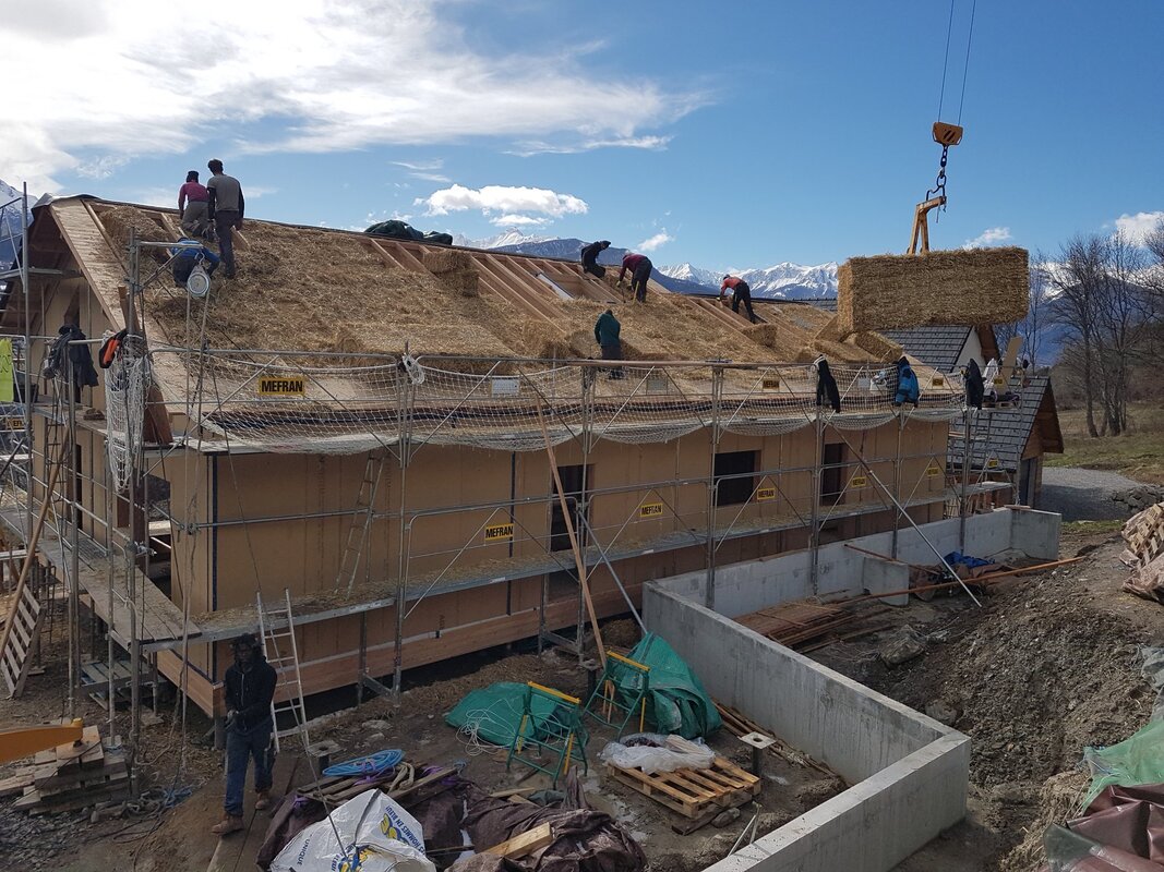 remplissage de la paille en toiture. maisons ossature bois paille