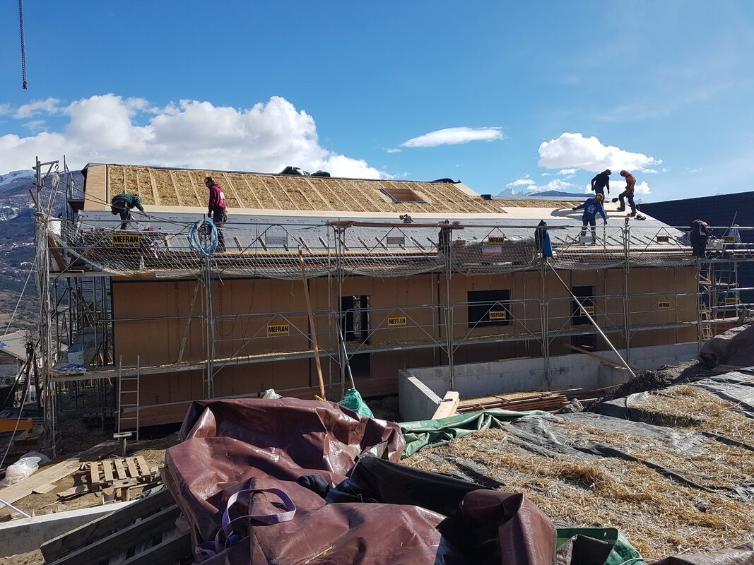 pose des panneaux et part pluie sur toiture ossature bois paille