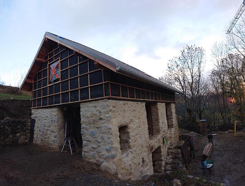 La rénovation, avec réhausse en ossature bois, charpente mélèze et toiture paille