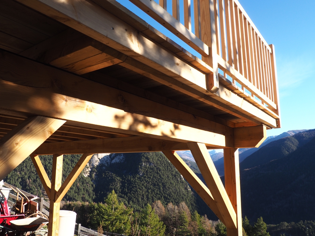 Isolation extérieure et terrasse bois à Arvieux