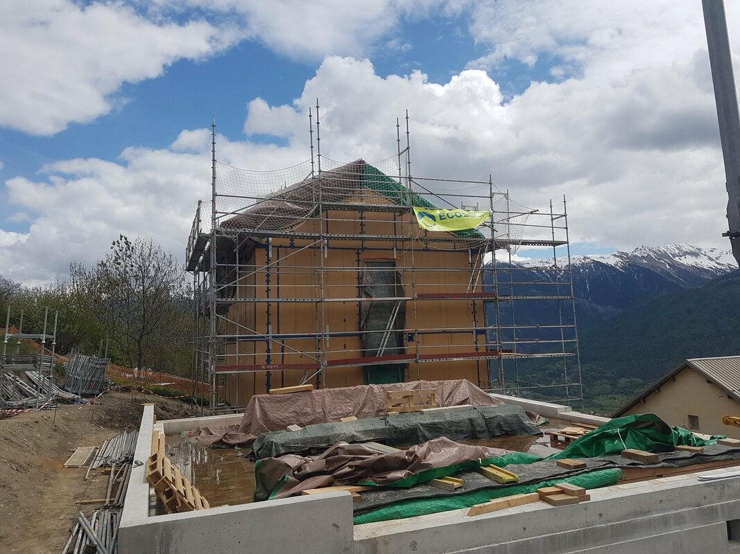 les murs et la toiture ossature bois et paille préfabriqué sont posé.