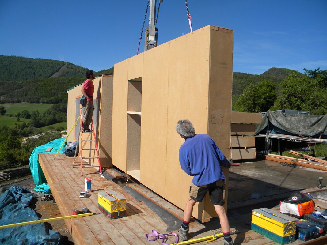 mur ossature bois paile préfabriqué en atelier et posé isolé sur chantier