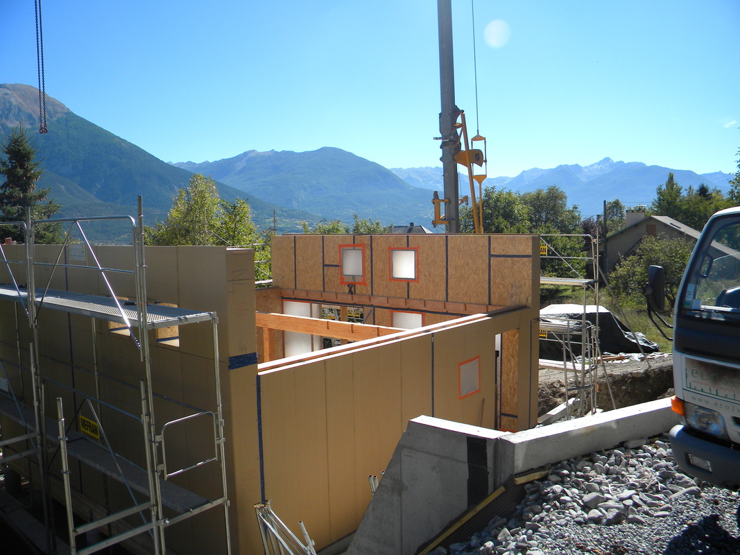 Montage des murs bois paille préfabriqué