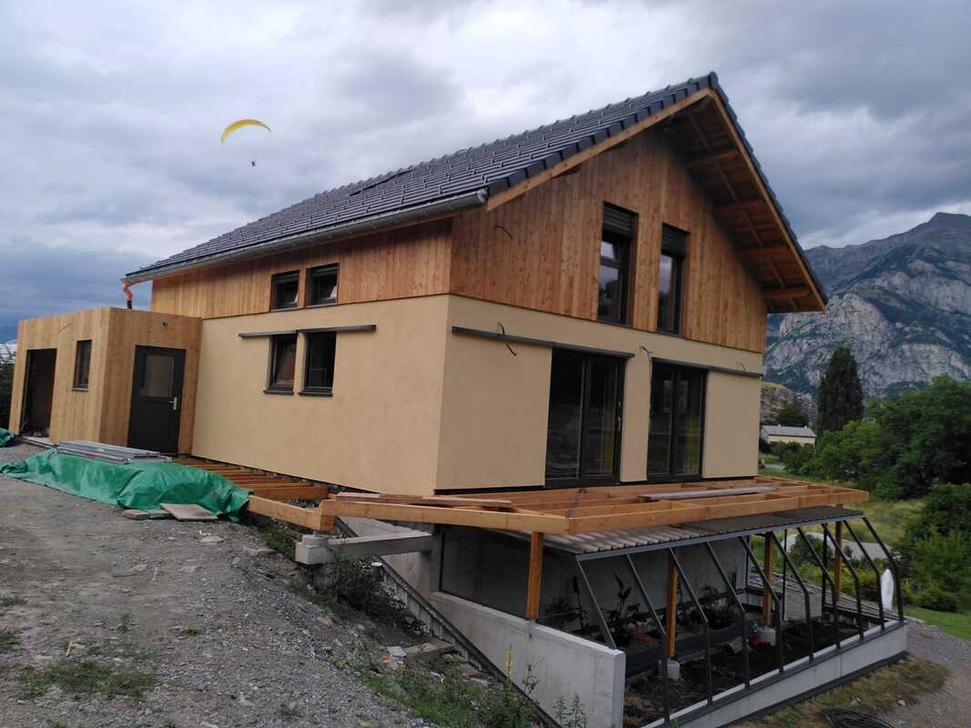 Ossature Bois et paille avec sa toiture en tuile de terre cuite