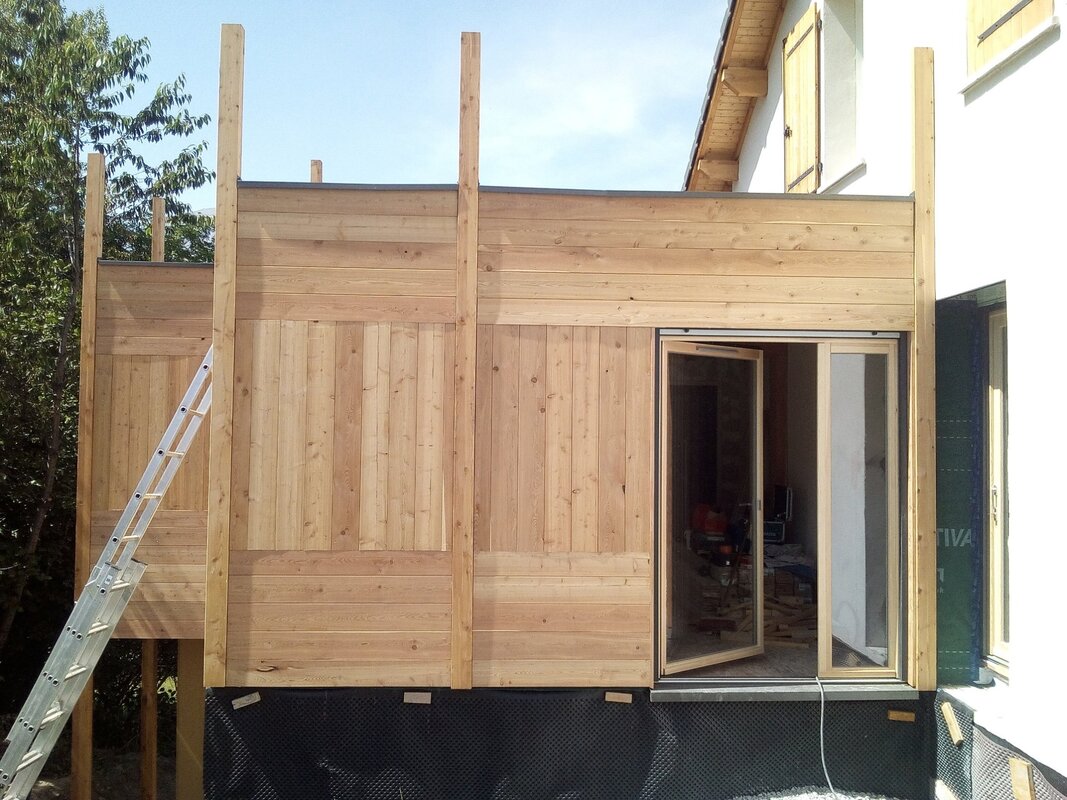 bardage mélèze panaché verticale et horizontale. Sur extention ossature bois.