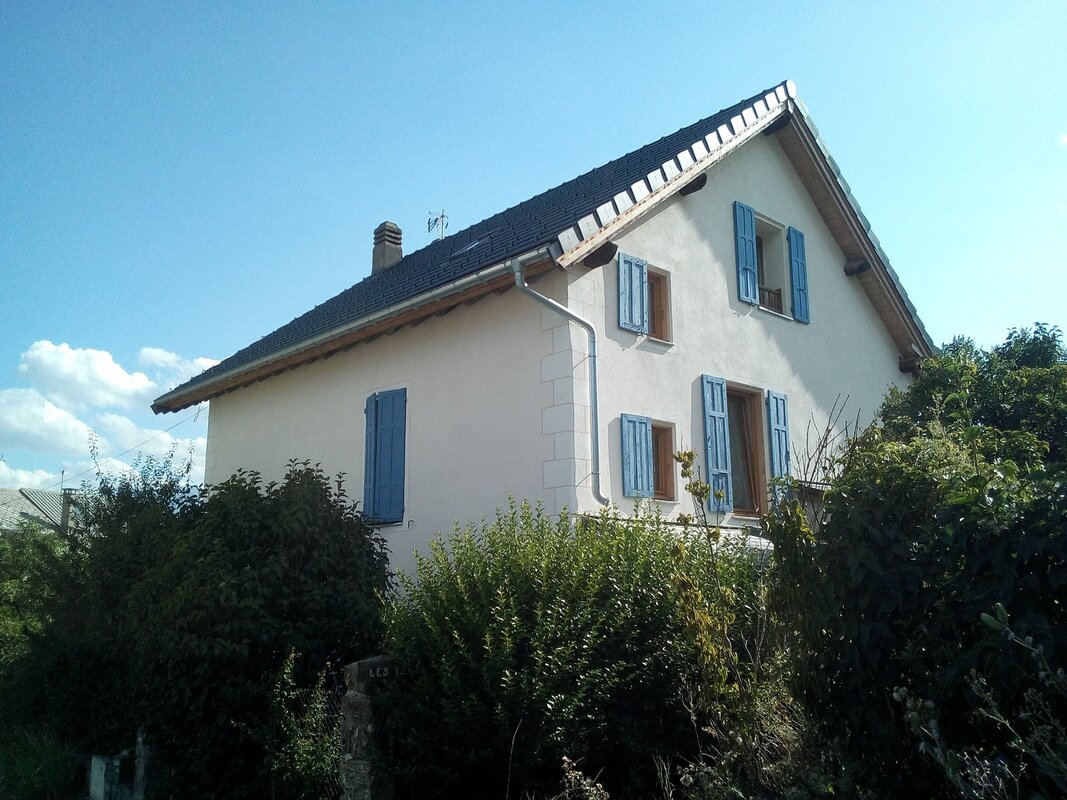 isolation extérieur d'une maison de maitre. avec modénature de menuisieries, d'angles et de sous toitures.