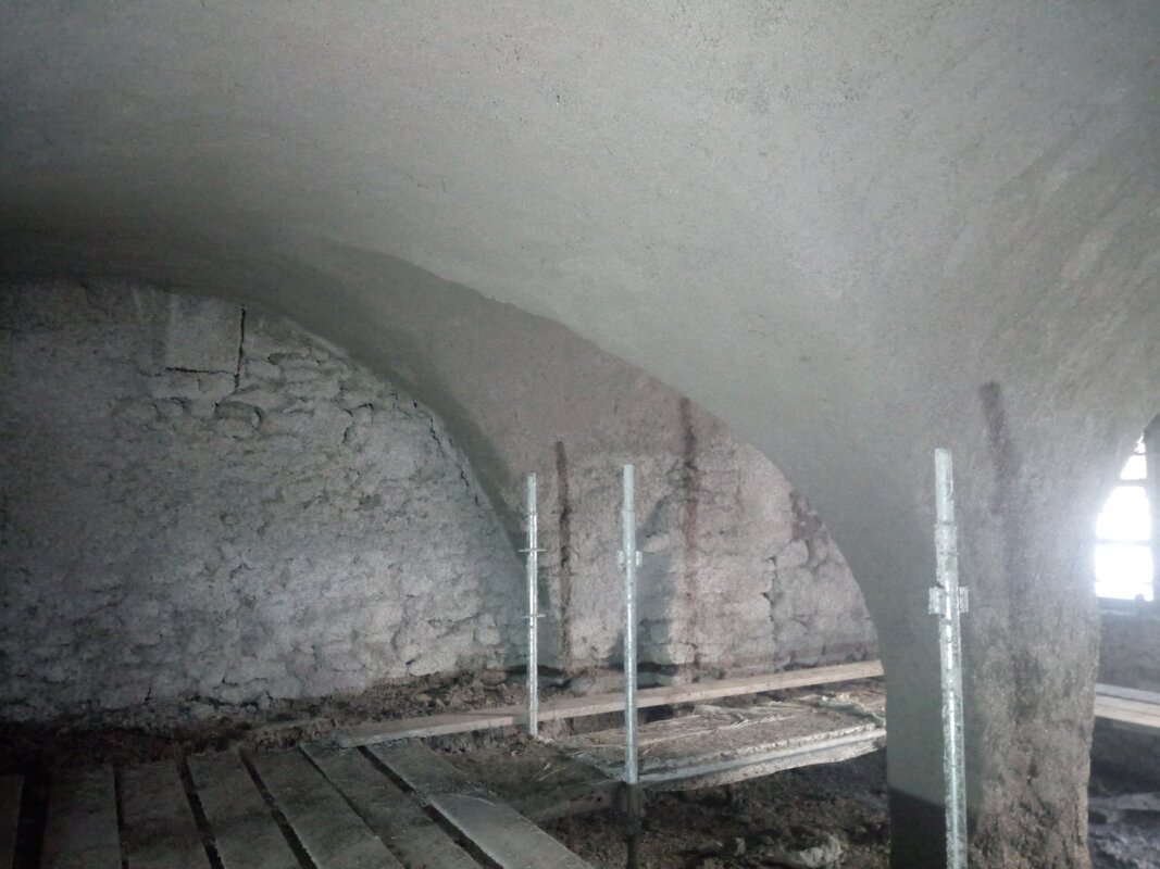 isolation d'une voute d'arrete par enduits chaux liège avant une finition a la chaux.