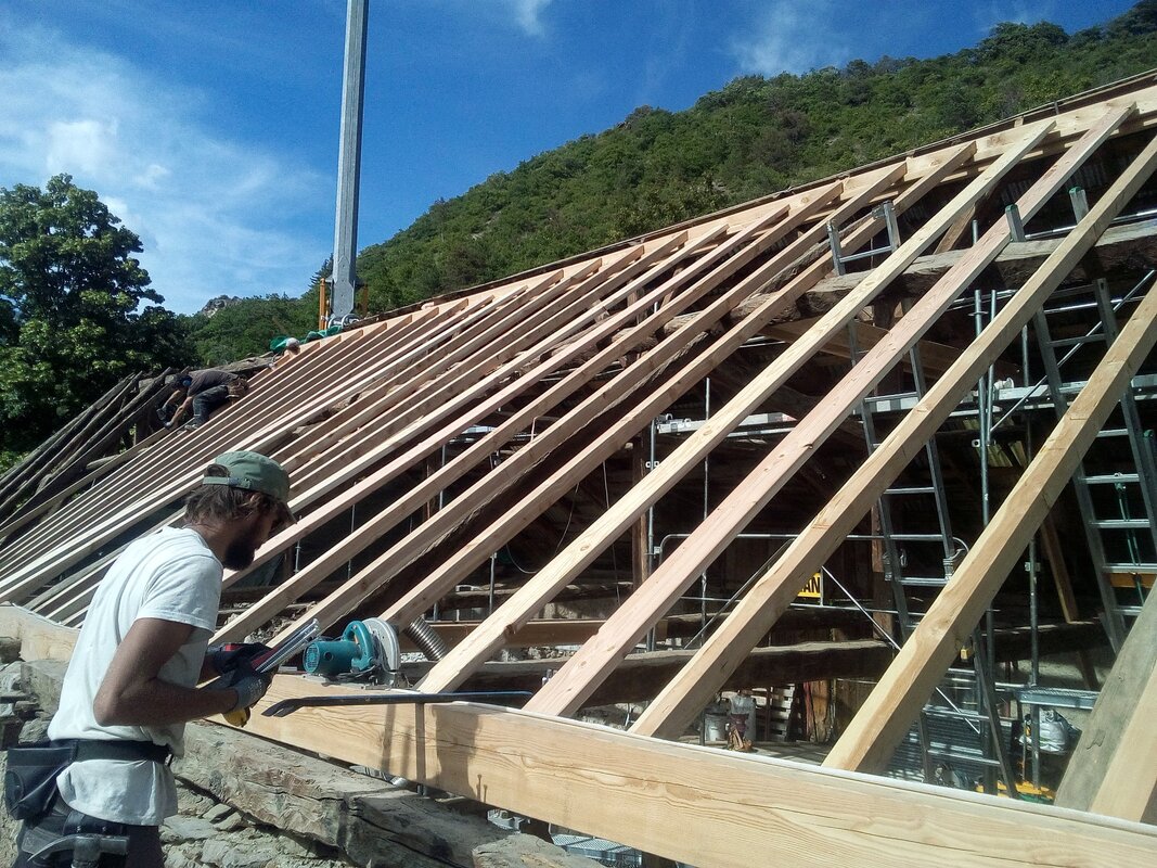 Reprise d'une charpente ancienne avec la preparation d'une toiture paille.