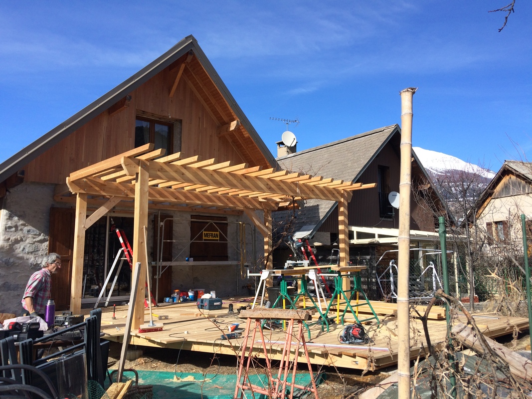 Balcon et prolongement en pergola sur terrasse bois