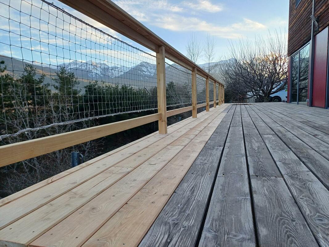 Reprise des solives d'une terrasse bois a Embrun