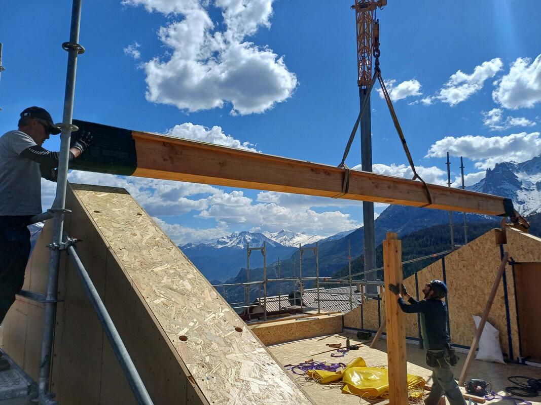 pose de la faitière de la maison ossature bois paille préfabriqué