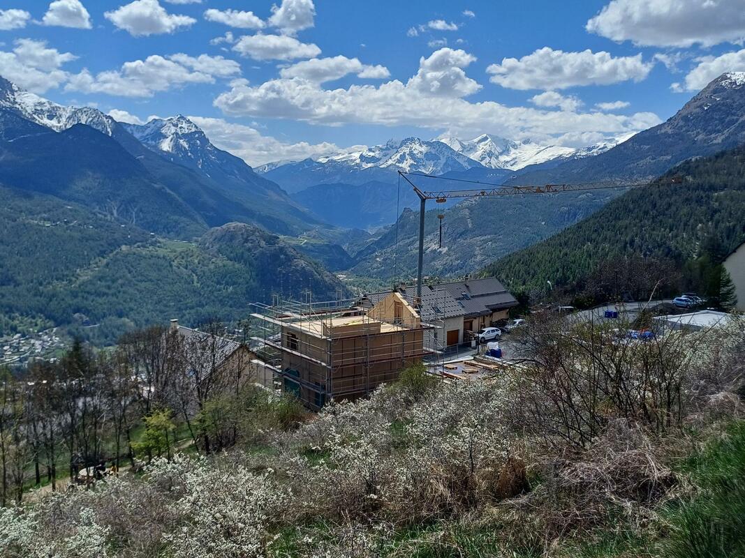 la première maison ossature bois et paille en cours de montage