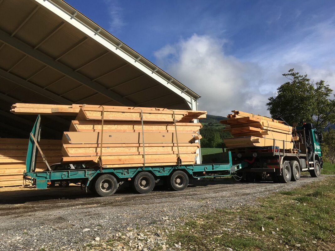 deuxièeme chargement de mur et toiture ossature bois et paille préfabriqué