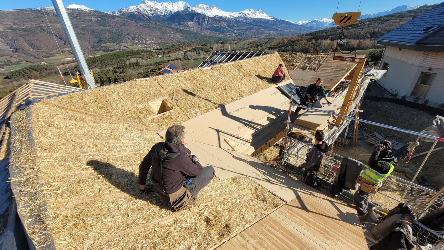 toiture ossature bois et isolation paille. avec ses noues