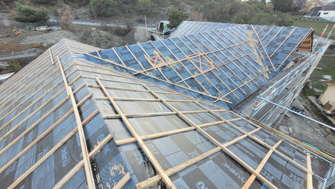 toiture paille avec son part pluie