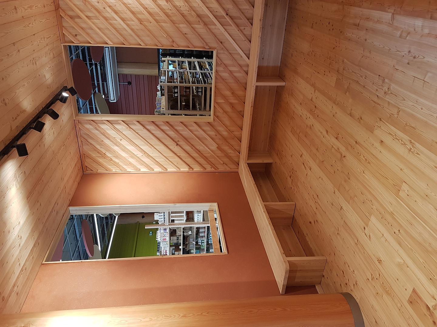 Amenagement Enduits terre, bardage Mélèze, claustra en douglas, plancher Mélèze.