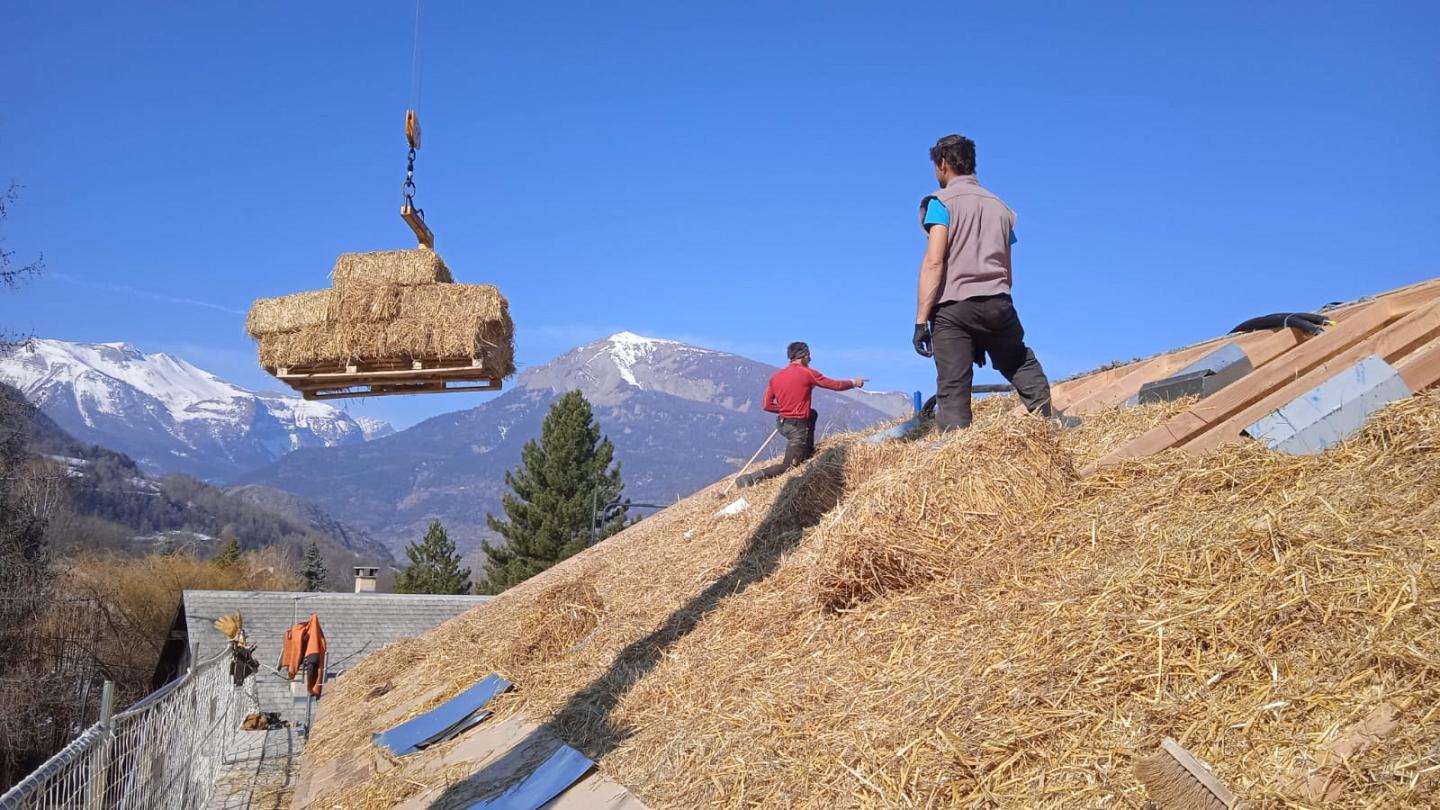 ossature bois paille et enduits terre, toiture paille