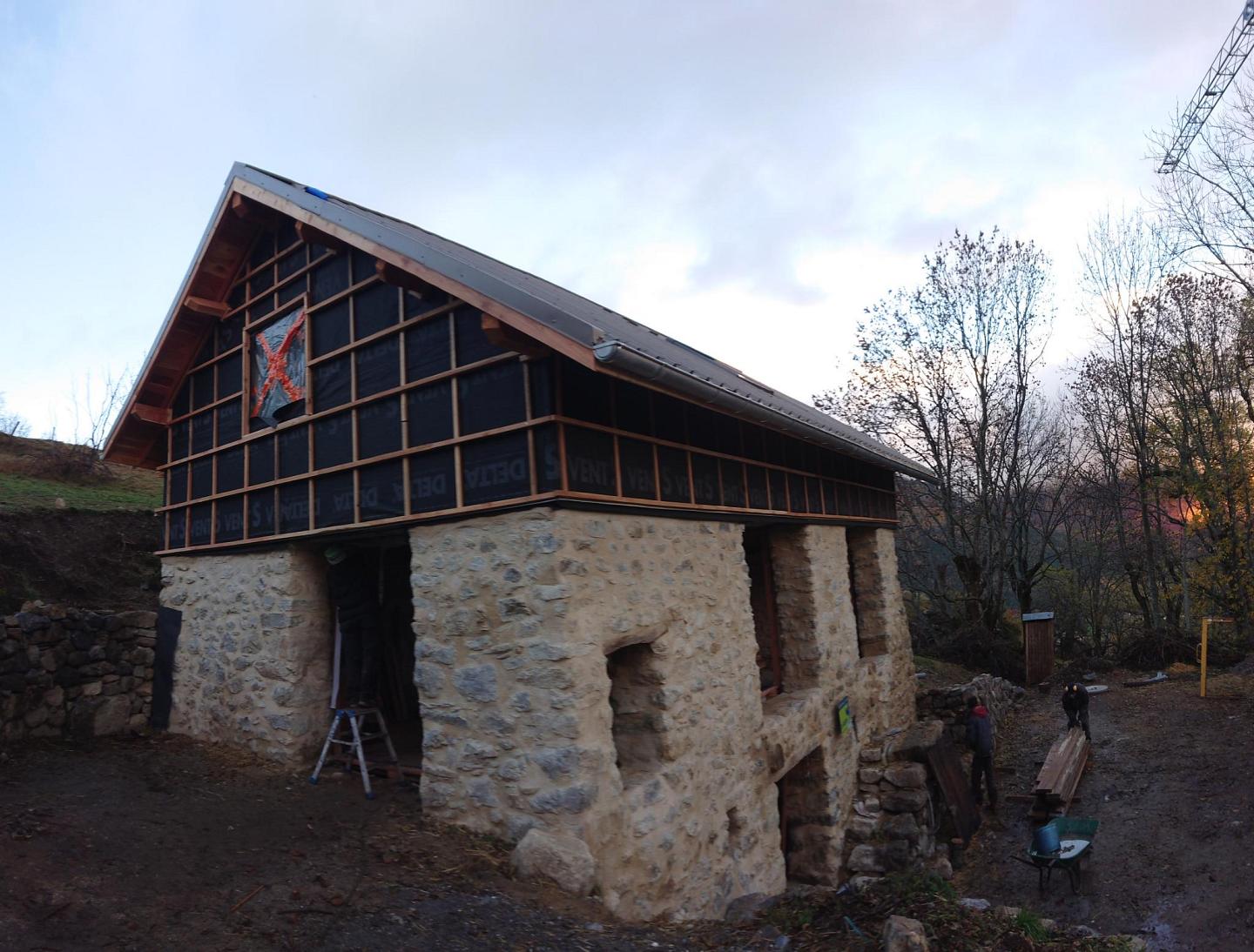 La rénovation, avec réhausse en ossature bois, charpente mélèze et toiture paille