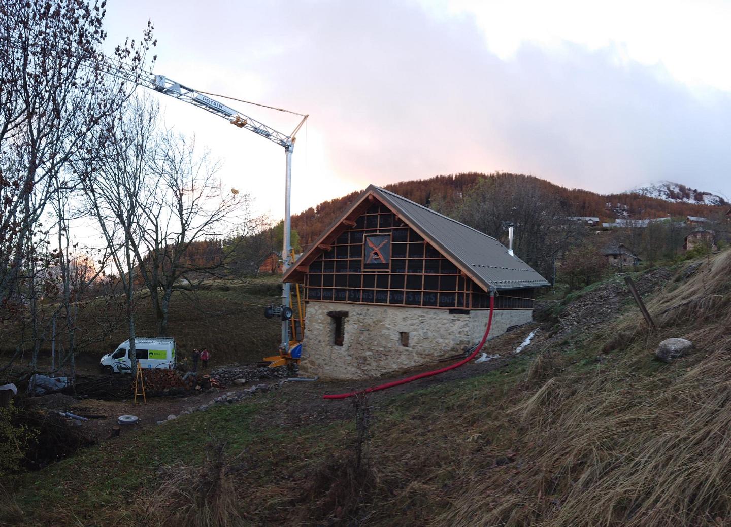 La rénovation, avec réhausse en ossature bois, charpente mélèze et toiture paille