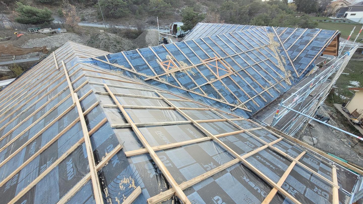 toiture paille avec son part pluie