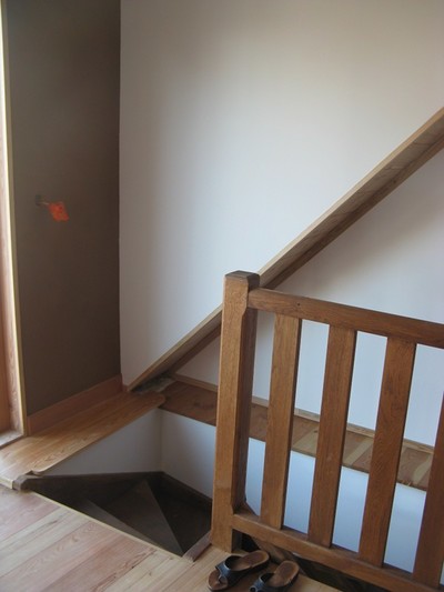 escalier en chene, enduit terre, plancher mélèze du Queyras