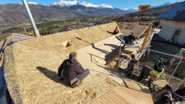 toiture ossature bois et isolation paille. avec ses noues