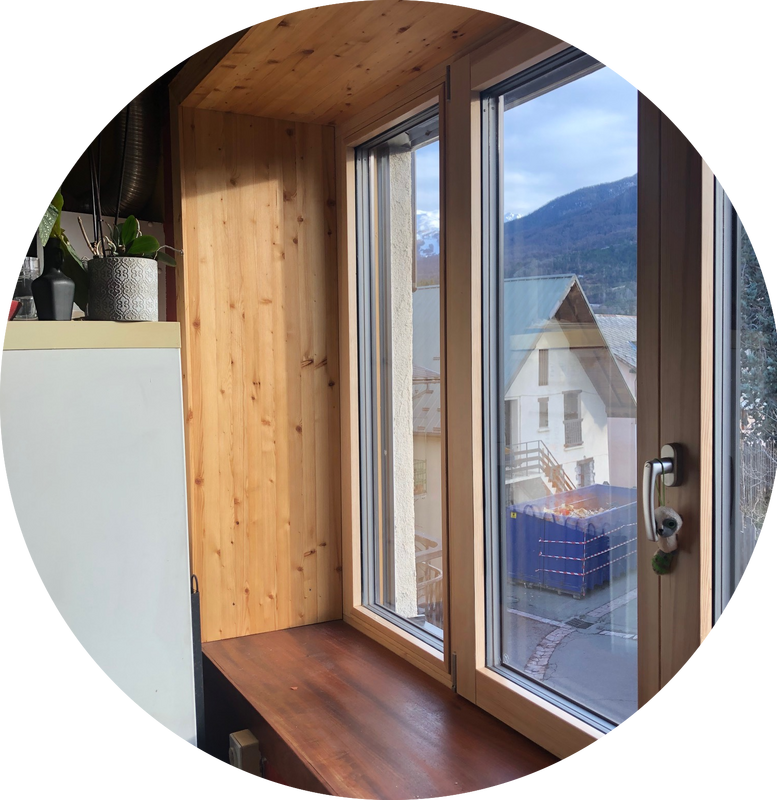 Pose d'une menuiserie en rénovation avec tableau bois interieur