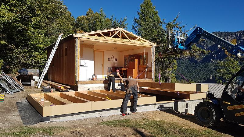 Mise en place de la dalle bois sur les murerts de fondations