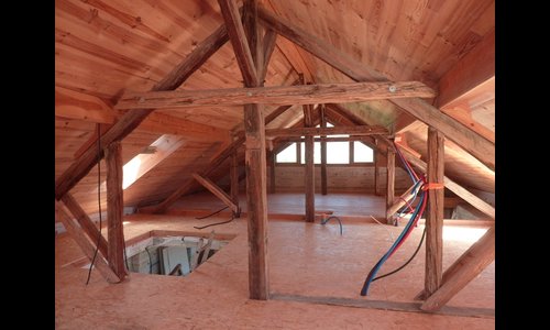 Amenagement intérieur complet sous une toiture paille